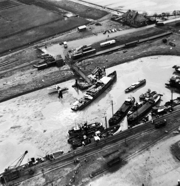De Watersnoodramp van 1953. Een dijk is doorgebroken bij Middelharnis-Havenhoofd op Goeree-Overflakkee. Foto Rijkswaterstaat.