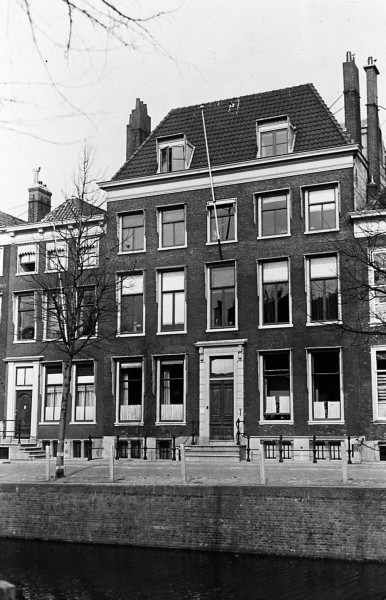 De Nieuwe Uitleg in Den Haag. De Provinciale Waterstaat in Zuid-Holland was rond 1907 gehuisvest in het pand op nr. 4 en vanaf 1919 ook op nr. 5. Bij een bombardement op 3 maart 1945 zijn beide panden verwoest. De foto is waarschijnlijk gemaakt tussen 1930 en 1944.