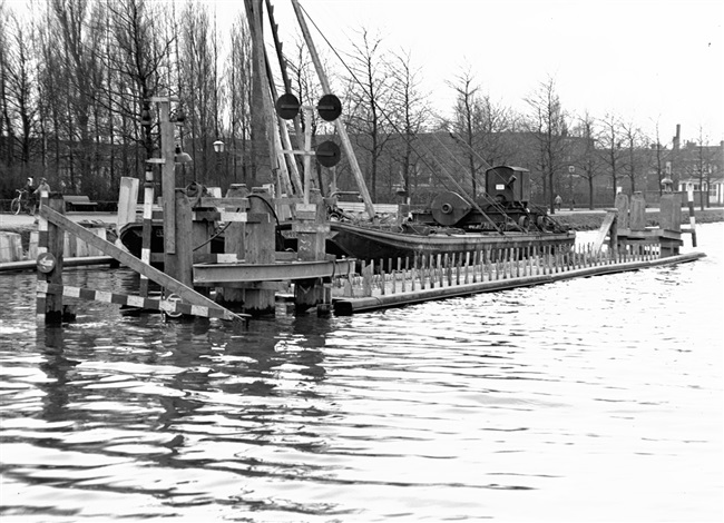 Bouw van de middenpijler van de eerste St. Sebastiaansbrug over het Rijn-Schiekanaal.