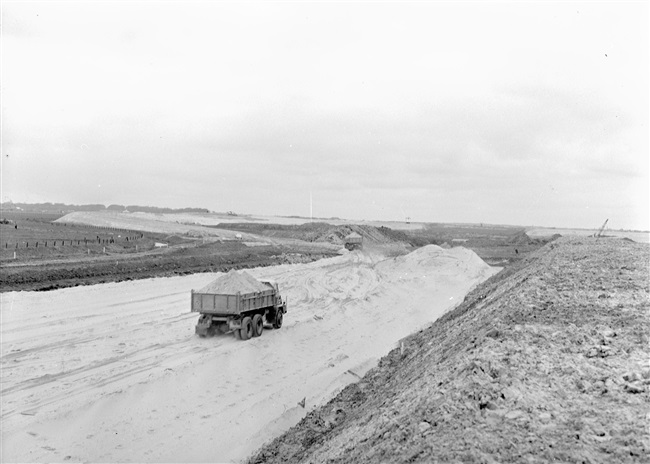 Aanleg van de aansluiting van de provinciale weg nr. 4 tussen Noordwijk en Oegstgeest in De Klei bij De Krom. N.V. B. Smallegange voert het grondwerk uit. Dit gedeelte is later afgegraven en een parkeerplaats geworden.