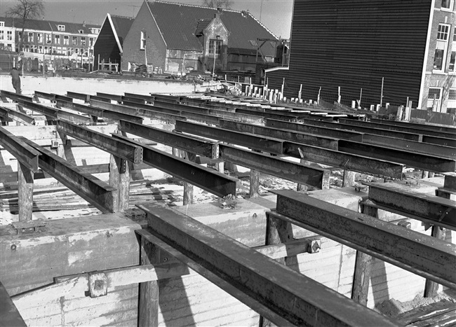 De bouw van het noordelijke viaduct. Het viaduct is onderdeel van de eerste St. Sebastiaansbrug.