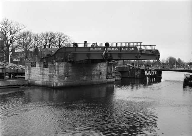 De bovenbouw van de 's-Molenaarsbrug is op het brughoofd geplaatst.