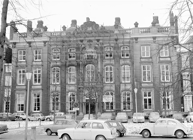 De Koninklijke Bibliotheek aan het Lange Voorhout 34 dat tijdelijk diende als onderkomen voor provincieambtenaren.