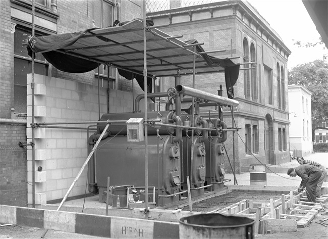 Bouw van een ketelhuis voor de verwarming van het nieuwe provinciehuis aan de Koningskade.