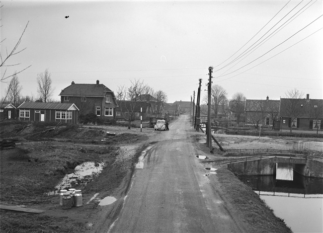 Aanleg van de (drijvende) weg nr. 29 tussen Gouda, Stolwijk en Bergstoepseveer, door de Provinciale Waterstaat in Zuid-Holland. Kruispunt van de provinciale weg nr. 29 met de Benedenbergse Huisweg.
