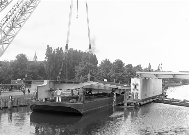 Kraan plaatst bovenbouw Sint Sebastiaansbrug in Delft, 1960