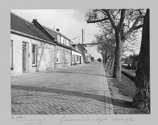 Molendijk en korenmolen Windlust in Goudswaard, 1976