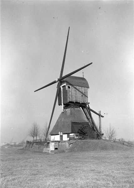 Sluismolen met een vierkante ondertoren