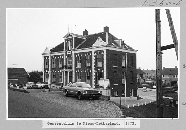 Gemeentehuis aan de Lekdijk 354 in Nieuw-Lekkerland, 1972