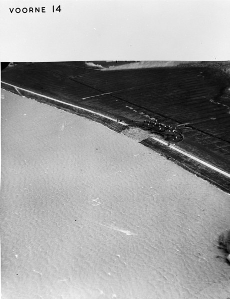 De Watersnoodramp van 1953. Bij Voorne is een groot gebied overstroomd. Foto Rijkswaterstaat.