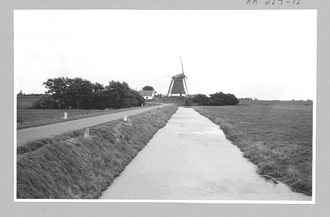 Veendermolen aan de Aderweg in Roelofarendsveen, 1973