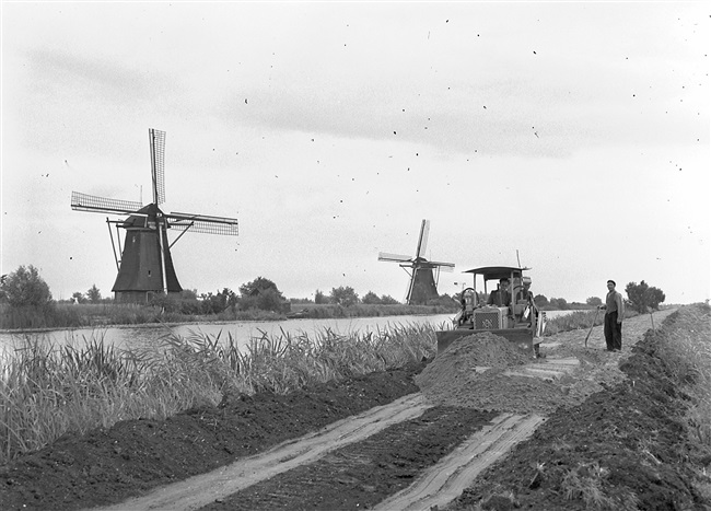 Aanleg fietspad nr. 19. Door het aanleggen van fietspaden ontsluit de provincie Zuid-Holland poldergebieden voor recreatie. Links de molens van Kinderdijk.