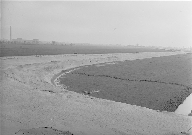 Aanleg van de (drijvende) weg nr. 29 tussen Stolwijk en Bergambacht. Op de oprit Lekdijk (huidige N478 en Veerweg) is zand gestort voor het verstevigen van de natte ondergrond.