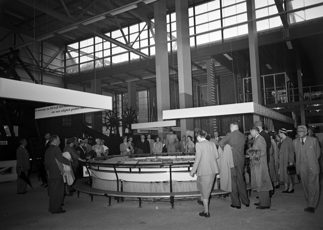 De Provinciale Staten van Zuid-Holland bezoeken de Nationale Energie Manifestatie 1955 (E55). De tentoonstelling laat zien wat Nederland tot stand heeft gebracht na de oorlog en de watersnoodramp.