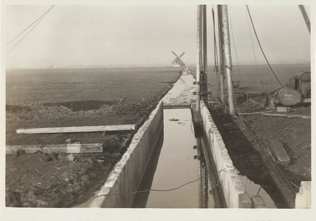 Bouw van duiker in de Gasthuiswetering in Leiden, 1947