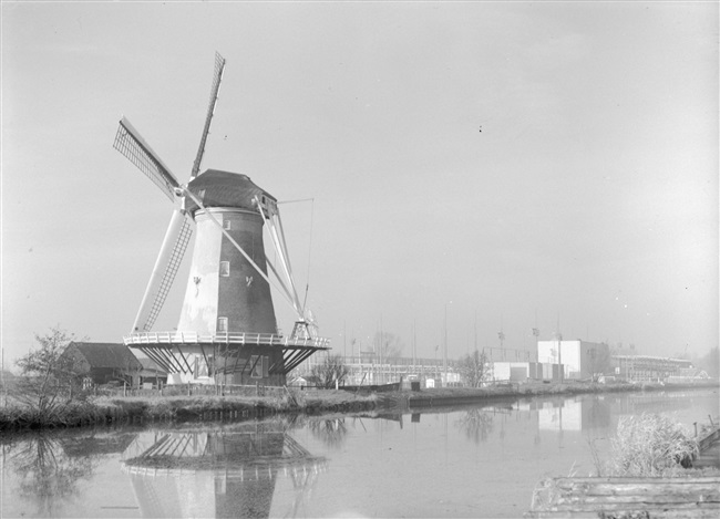 Haastrechtse molen aan de Provincialeweg West; een ronde stenen molen met stelling, van de polder Beneden Haastrecht. De wieken staan in rouwstand, een eeuwenoud gebruik.