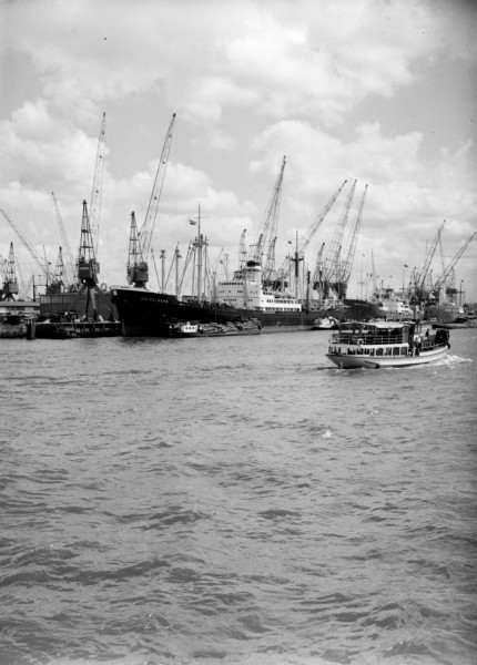 Ingang van de Maashaven. Links het 3e Katendrechtse Hoofd met havenbedrijf HANNO. Rechts vaart de Vondelingenplaat van de Spido.