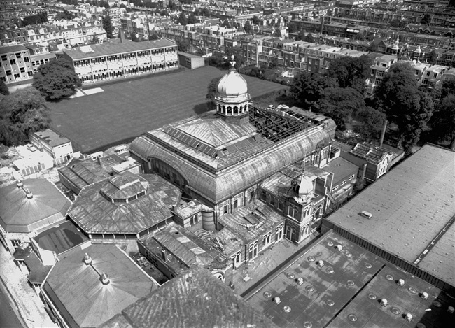 De sloop van het Moorse Paleis in 1968. Dit hoofdgebouw van de vroegere Haagsche Dierentuin stond op de hoek van de huidige Zuid-Hollandlaan en de Koningskade.