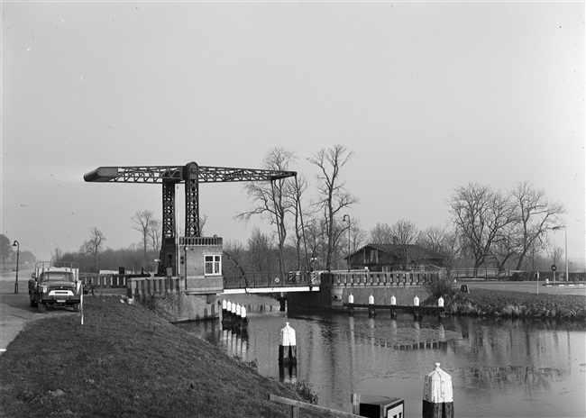 De voormalige Lammebrug over het Rijn-Schiekanaal, tussen Leiden en Zoeterwoude. In 1959 is de brug gesloopt en vervangen door een grotere verkeersbrug, een basculebrug. Rechts het Jagershuis.