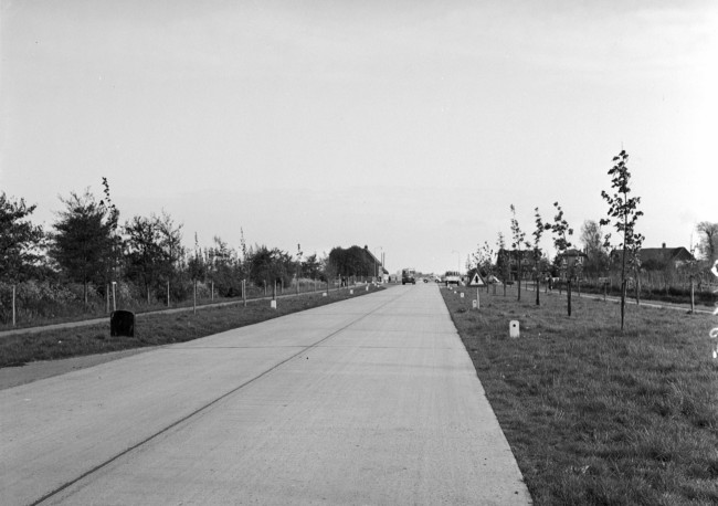 De Prinses Beatrixlaan richting Den Haag, een betonweg waarvan de bovenste laag van beton is. In de verte het kruispunt met de Kleiweg (huidige Sir Winston Churchilllaan). De woningen op de foto zijn inmiddels gesloopt.