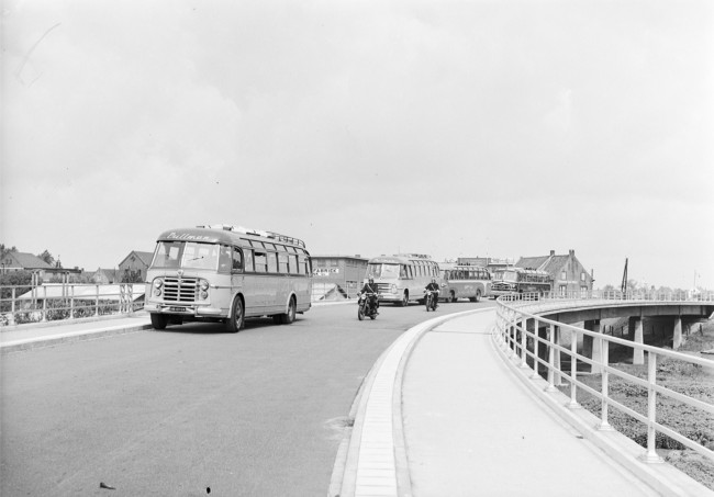 De Provinciale Staten van Zuid-Holland zijn op weg voor een werkbezoek. De bussen rijden vanaf de kruising bij de dijk en het veer Schoonhoven-Gelkenes, op de huidige N216 richting Gorinchem.