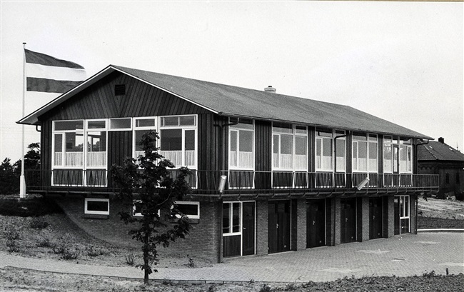 Districtskantoor van de Provinciale Waterstaat van het district Krimpenerwaard. Vanuit dit kantoor werden het beheer en het onderhoud van de provinciale wegen in de regio gecoördineerd. De foto is waarschijnlijk gemaakt tussen 1960 en 1969.