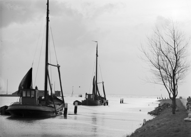 Vissersschepen in de met ijs bedekte haven van Hellevoetsluis. De linker boot draagt de naam Adriaantje.