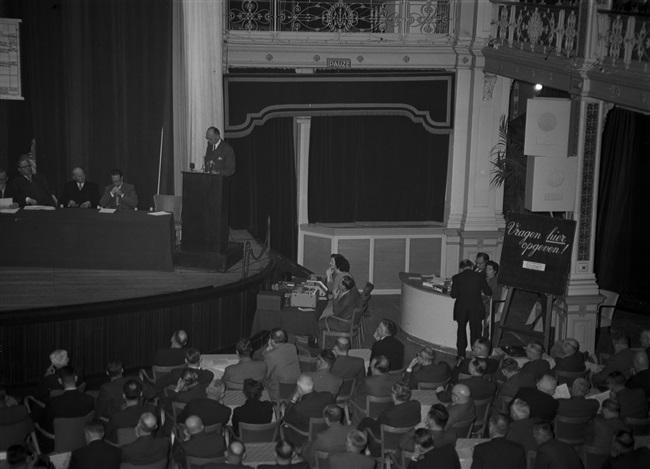 A.G. Maris spreekt op de Deltadag in het Kurhaus, 1956