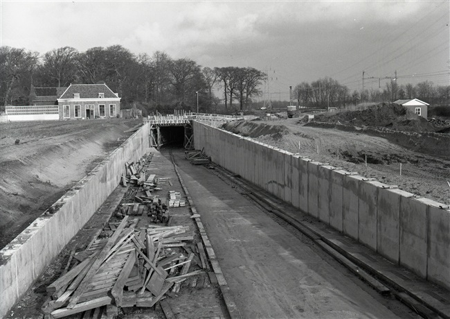 Bouw van fietstunnel in Voorschoten, 1971