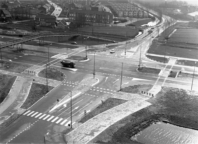 Kruising Groene Kruisweg/provinciale weg nr. 32 met de Winston Churchillaan in Spijkenisse. Links een voetgangersbrug.