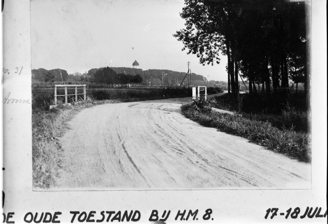 De oude situatie ter hoogte van de Anna Hoeve vóór de aanleg van de provinciale weg/Groene Kruisweg. Op de achtergrond de watertoren van Brielle. Deze foto is gemaakt tussen 1920 en 1940.