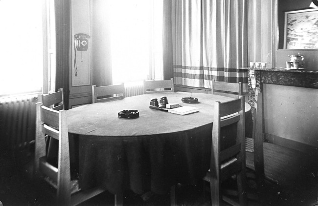 Een vergaderzaal in het pand aan de Nieuwe Uitleg 4. De Provinciale Waterstaat in Zuid-Holland was vanaf ongeveer 1907 hier gehuisvest. Het pand is verwoest bij een bombardement op 3 maart 1945. De foto is waarschijnlijk gemaakt tussen 1930 en 1944.
