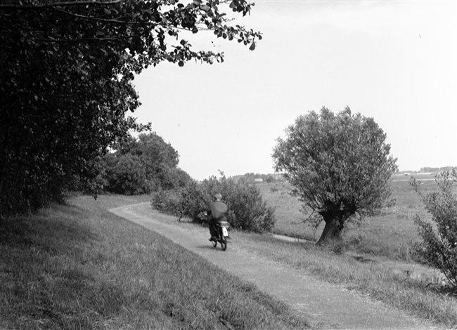 Fietspad nr. 5 langs de veenstroom de Wijde Aa. Door het aanleggen van fietspaden ontsluit de provincie Zuid-Holland gebieden voor recreatie.