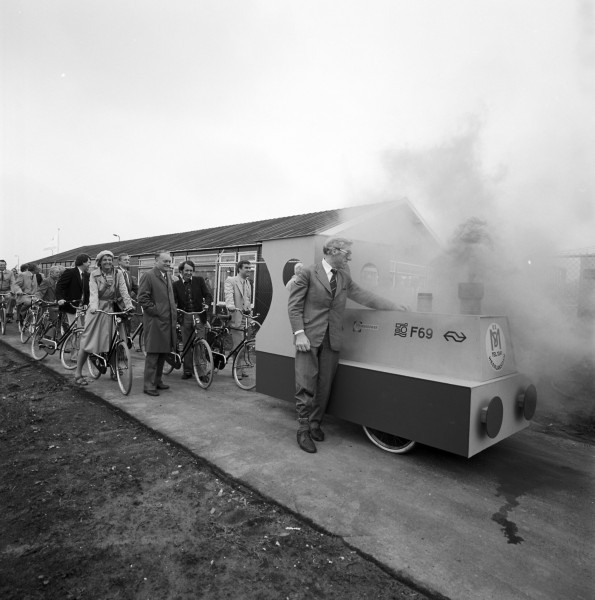 Gedeputeerde Joop Borgman opent in 1979 het fietspad F-69