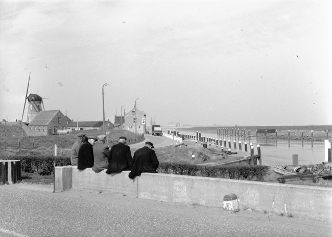 Zicht op haven van Stellendam vanaf Eendrachtsdijk, 1964