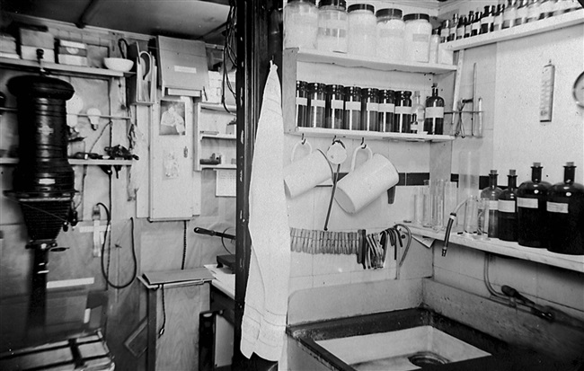 Donkere kamer van Provinciale Waterstaat in Den Haag, 1958