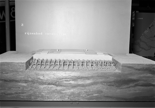 Model van een rijzenbed constructie, 1955