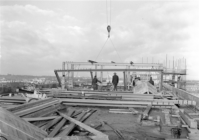 Het staalskelet voor de kantine van het provinciehuis wordt geplaatst.