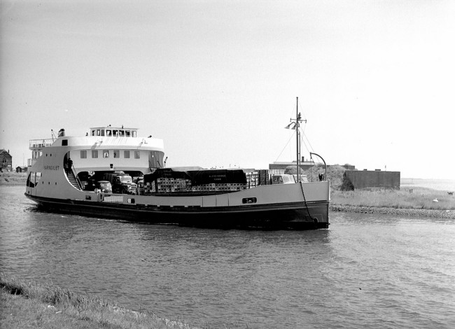 De veerboot Haringvliet vaart vanuit Hellevoetsluis naar Middelharnis over het Haringvliet.