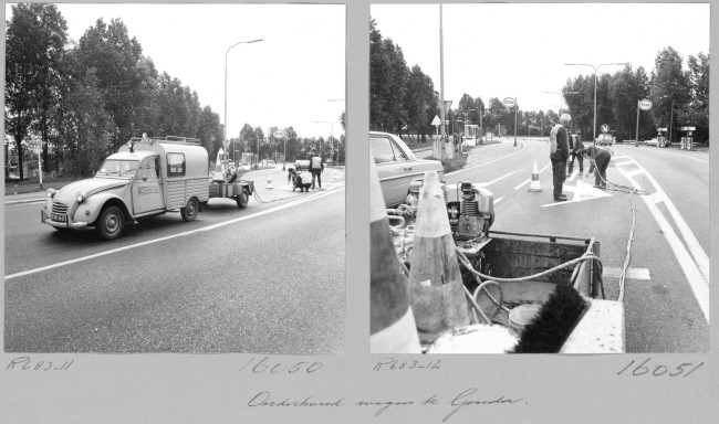 Kantonniers brengen de wegbelijning aan in Gouda, 1975