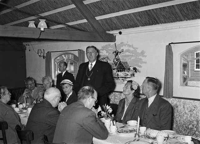 Martien van der Weijden, burgemeester van Nieuwkoop, heet de Statenleden welkom in restaurant Tijsterman, tijdens een excursie van de Provinciale Staten.