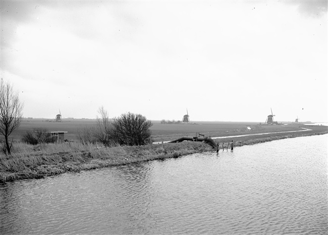 Een elektrisch gemaal dat de waterstand op peil houdt in de Tweemanspolder. Op de achtergrond de molenviergang aan de rivier de Rotte.