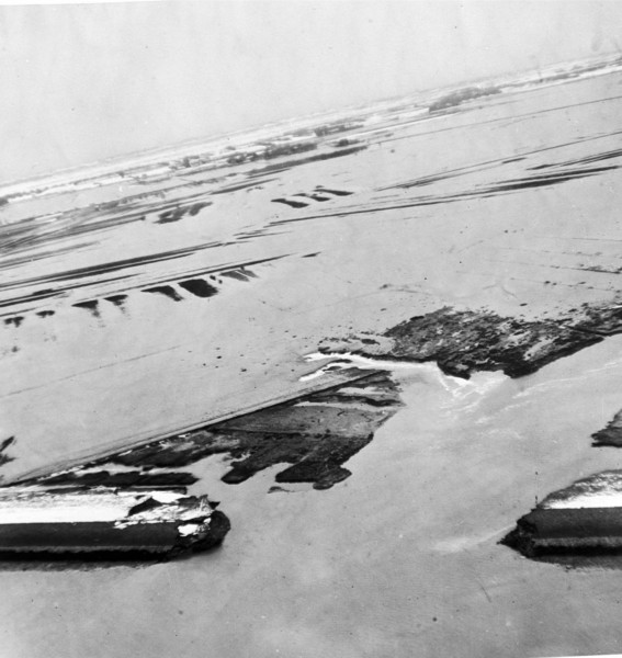 De Watersnoodramp van 1953. Een groot deel van de Kleine Zuiderpolder is overstroomd. Foto Rijkswaterstaat.