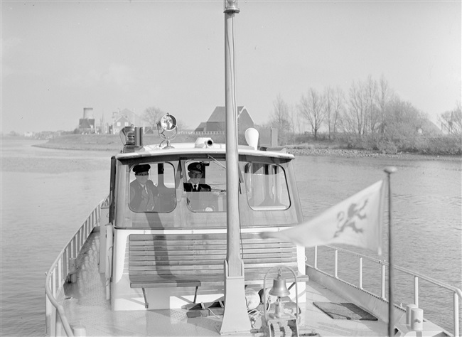 Het Statenjacht van de provincie Zuid-Holland waarmee vaarwegen en kunstwerken werden geïnspecteerd. Kunstwerken zijn bruggen, tunnels, sluizen en duikers.