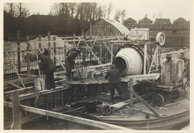 Pijlerbouw Hooghkamerbrug tussen Leiden en Voorschoten, 1947