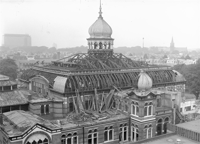 De sloop van het Moorse Paleis in 1968. Dit hoofdgebouw van de vroegere Haagsche Dierentuin stond op de hoek van de huidige Zuid-Hollandlaan en de Koningskade.