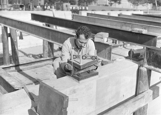 De Sint Sebastiaansbrug wordt gebouwd in Delft, 1962