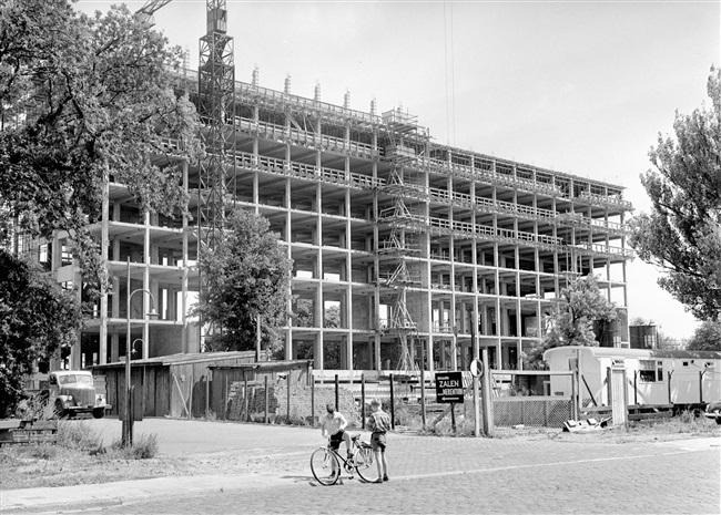 Het betonskelet van de hoogbouw van het nieuwe provinciehuis, gezien vanaf de Koningskade.