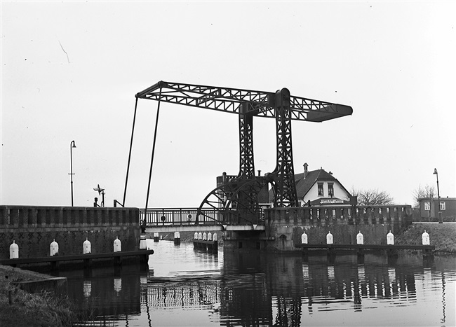 De oude Lammebrug over het Rijn-Schiekanaal, tussen Leiden en Zoeterwoude. In 1959 is de brug gesloopt en vervangen door een grotere verkeersbrug, een basculebrug.
