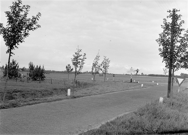 De Heidensweg, een provinciale weg, die uitkomt op de Zeiving, met aan de overzijde de Heukelumseweg. Het kruispunt met de ANWB wegwijzer was destijds gemeente Asperen.